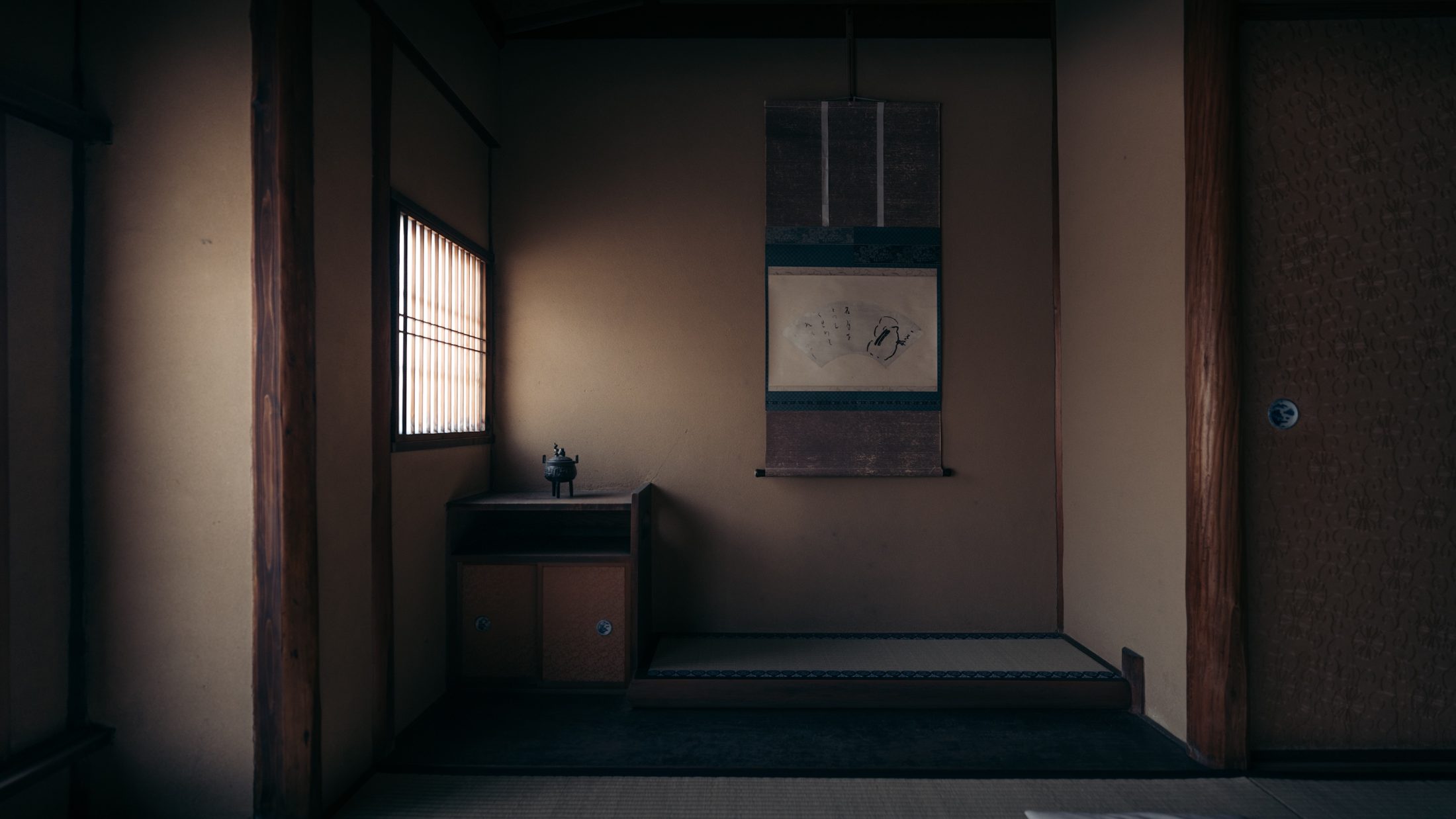 The tokonoma alcove with a hanging scroll and an incense burner