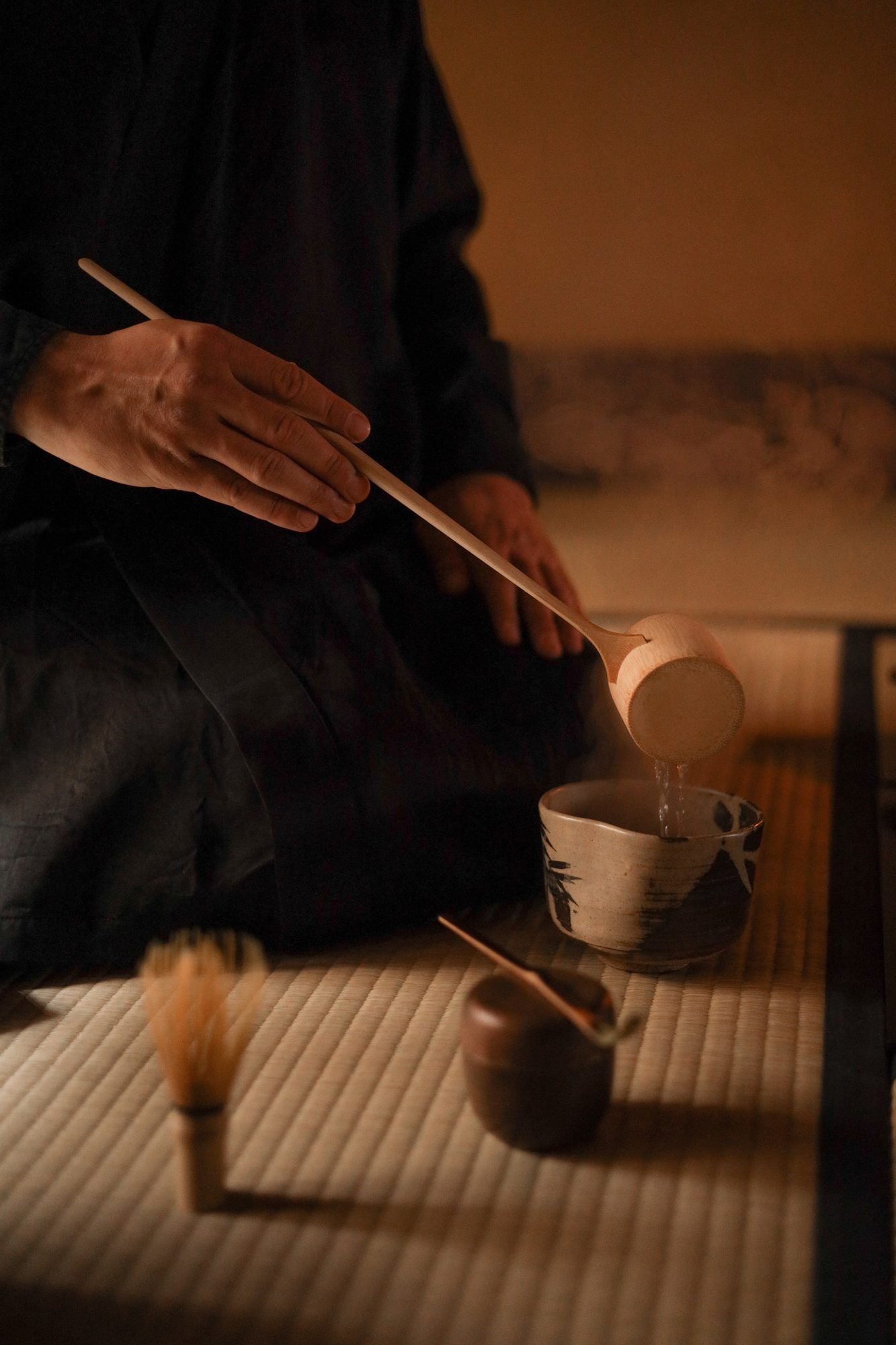Hands at the kettle